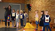 Die Erstkl&auml;ssler der Grundschule Bamberg-Hain lernen beim ADAC-Verkehrserziehungsprogramm &bdquo;Aufgepasst mit Adacus&ldquo;, wie sie sicher die Stra&szlig;e &uuml;berqueren.