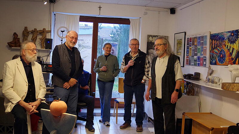 Christian Sergiu Ianza (rechts) hie&szlig; seine G&auml;ste willkommen und stellte die Werke der teilnehmenden K&uuml;nstlerinnen vor.