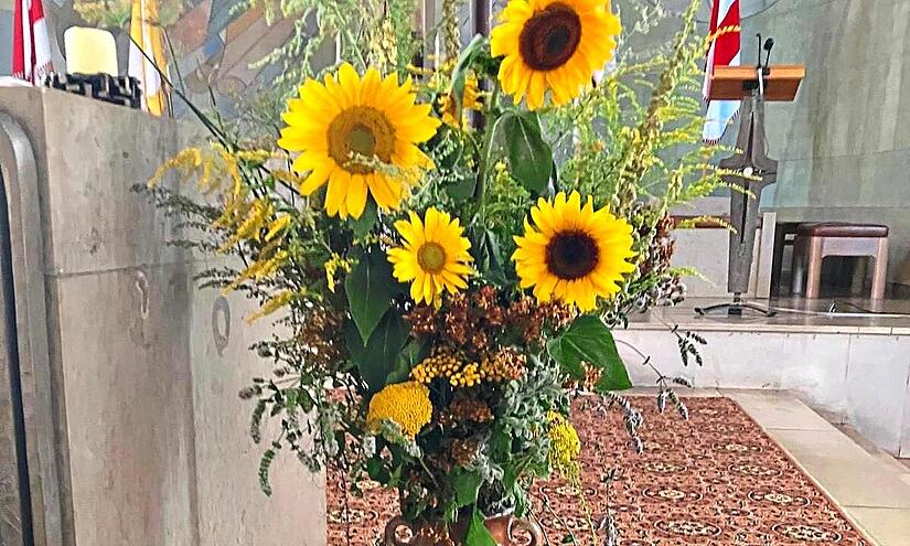 Blumenschmuck und W&uuml;rzb&uuml;schel in der Kirche in Rottershausen.privat