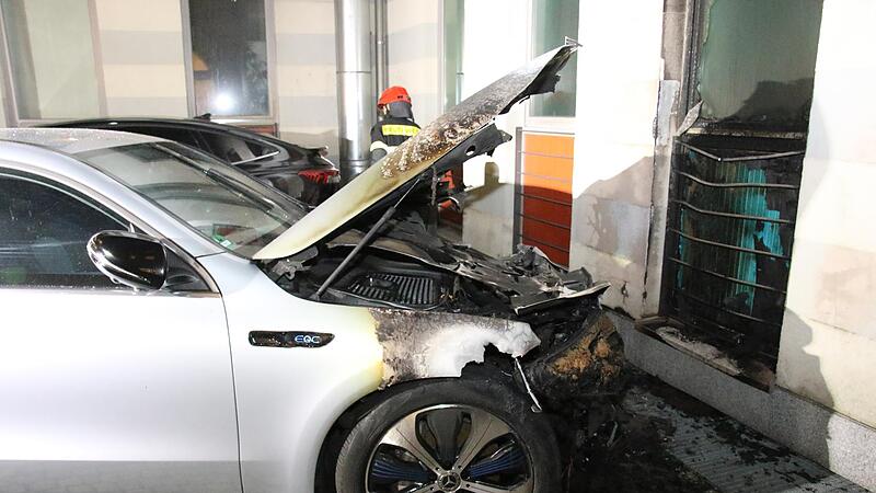 V&ouml;llig zerst&ouml;rt wurden zwei Dienstfahrzeuge der Stadt bei einem Brandanschlag am Dienstagabend.