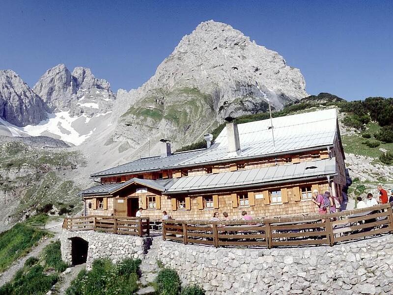 Die Coburger Hütte in den Mieminger Bergen in Tirol gehört der Sektion Coburg des Deutschen Alpenvereins (DAV). Die Coburger Hütte in den Mieminger Bergen in Tirol gehört der Sektion Coburg des Deutschen Alpenvereins (DAV).