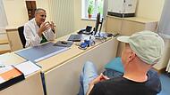 Chefarzt Dr. med. Nedal Al-Khatib (l.) führt Einzelgespräche, ergänzend zur Gruppentherapie und den Gesprächen mit den Angehörigen.
