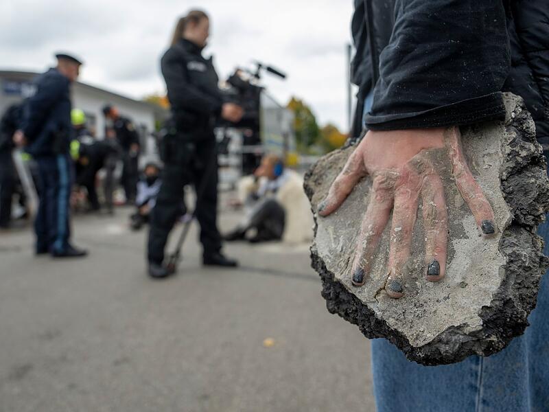 Protest vor Rüstungsfirma Renk