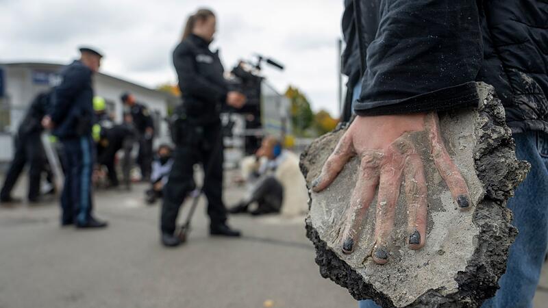 Protest vor Rüstungsfirma Renk