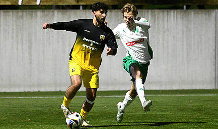 Sport Fu&szlig;ball Saison 2025 / 2026 Bayernliga Nord  15. Spieltag am Freitag  24.10.2025 Spielort  Neudrossenfeld  Sportpark Am Weinberg  Kunstrasenplatz  Spielbeginn 19.00 h  TSV Neudrossenfeld  gegen  SpVgg Bayern Hof Halbzeitergebnis Moritz H&uuml;tter gegen