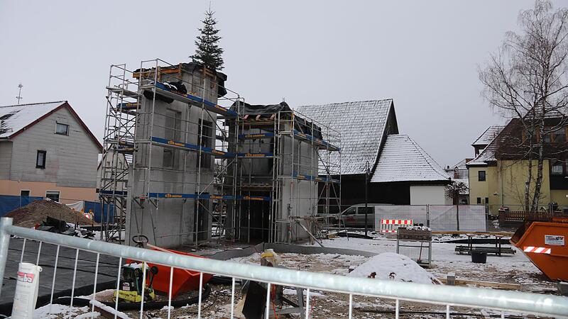 Umgestaltung der Ortsmitte Weidhausen: Der Neubau des Rathauses schreitet voran. Umgestaltung der Ortsmitte Weidhausen: Der Neubau des Rathauses schreitet voran.