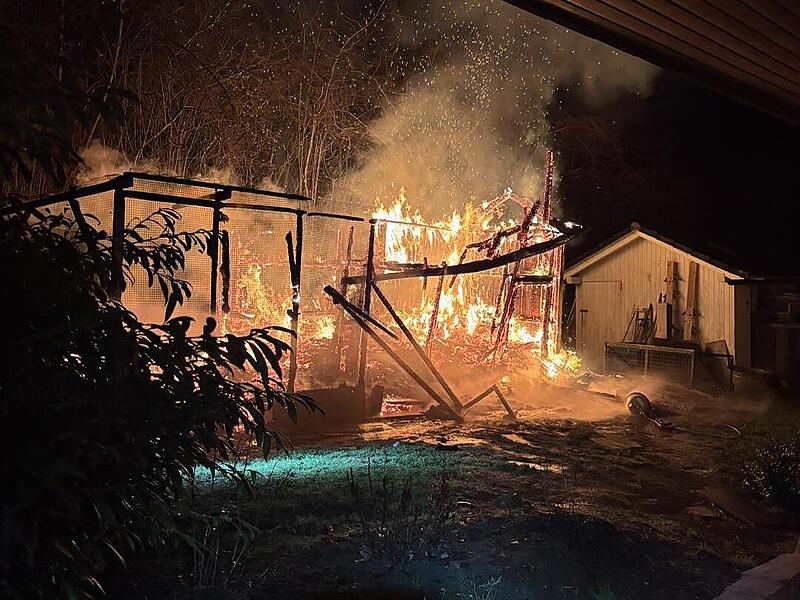 Brennender Taubenschlag in Höchstadt Gegen 4.45 Uhr brennt ein Taubenschlag in Höchstadt komplett ab.