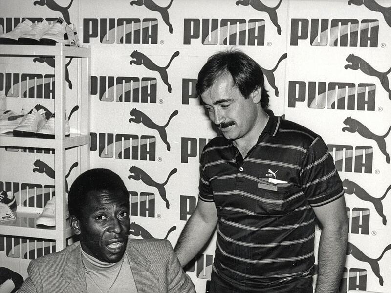 Helmut Fischer traf den Fu&szlig;ballstar ohne Starall&uuml;ren mehrfach, unser Bild (links unten) entstand bei der Ispo 1986.