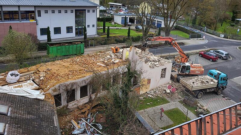 Die Carl-von-Hess-Sozialstiftung hat Abbrucharbeiten  in der Straße am Dicken Turm in Münnerstadt begonnen. Auch die sogenannte Arche ist verschwunden.