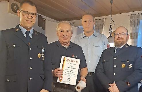 Josef Schmitt (mit Urkunde) wurde für 50 Jahre Mitgliedschaft bei der Feuerwehr Debring geehrt. Josef Schmitt (mit Urkunde) wurde für 50 Jahre Mitgliedschaft bei der Feuerwehr Debring geehrt.