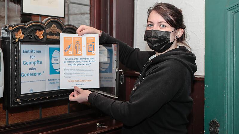 2G plus in der Gastronomie? Lisa Schnabel, Leitung des Service im &bdquo;Sternla&ldquo;, h&auml;ngt bereits die neuen Regeln auf. Im &bdquo;Sternla&ldquo; rechnet man fest mit der Umsetzung.