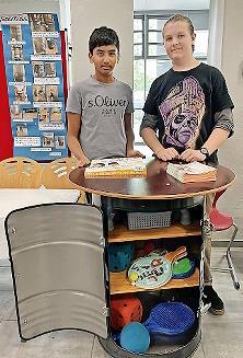 Ayushmaan Tank (l.) und Liam Wagner, Klasse 9a, zeigen ihr selbst gebautes „Sportfass“ aus recycelten Materialien für eine „bewegte Pause“.