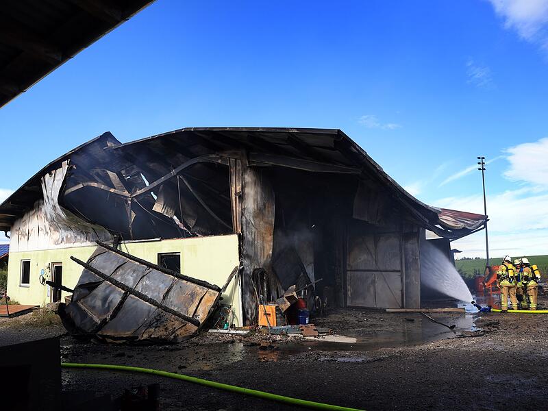 Maschinenhalle in Vollbrand