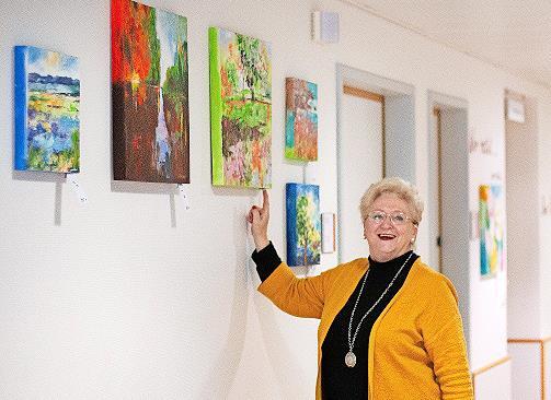 Irene Slagt vor ihren Bildern