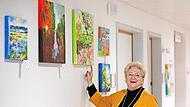 Irene Slagt vor ihren Bildern