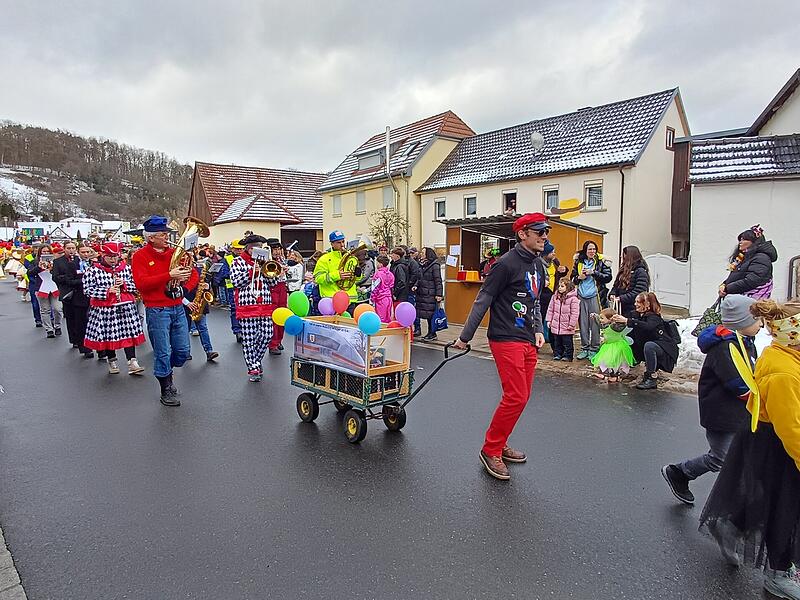 Rosenmontagszug in Aura