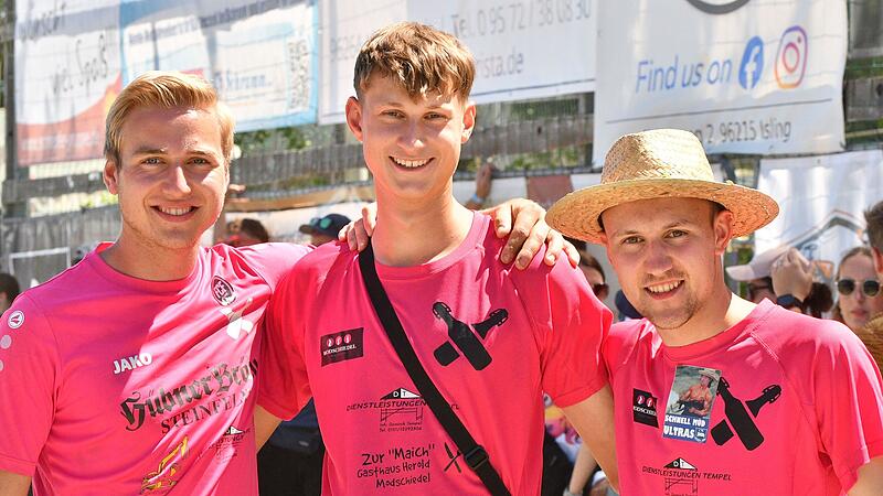 Gute Laune neben dem Platz bei Leon Metzner, Luca Holhut und Elias Reh (v.l.).