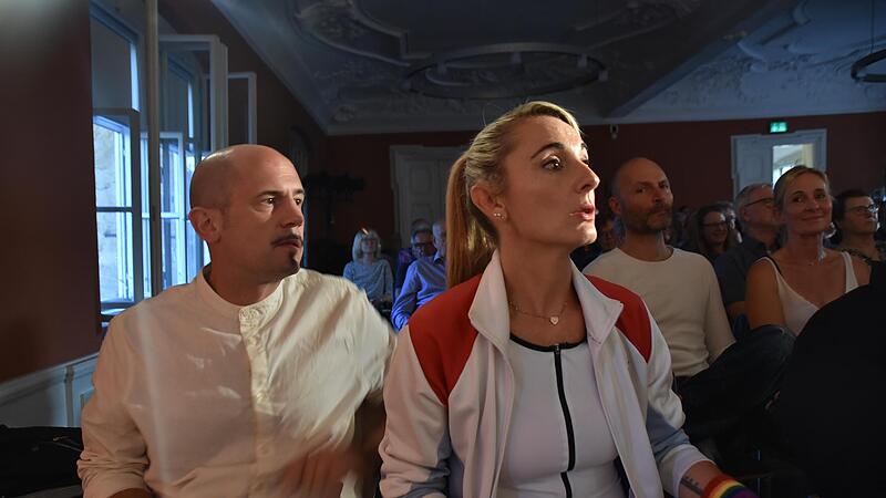 Das Ehepaar Melanie (Petra Wintersteller) und Thorsten (Julian Manuel) ist überkorrekt und reißt mit seinem Wunsch nach einem Extragrill tiefe Gräben auf.
