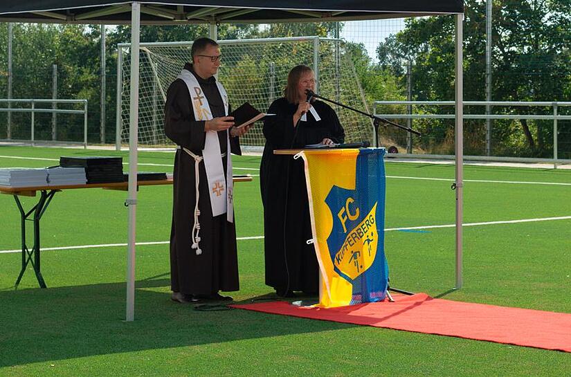 Die kirchliche Segnung des Kunstrasenplatzes erfolgte durch Pater Benedikt und Pfarrerin Heidrun Hemme.
