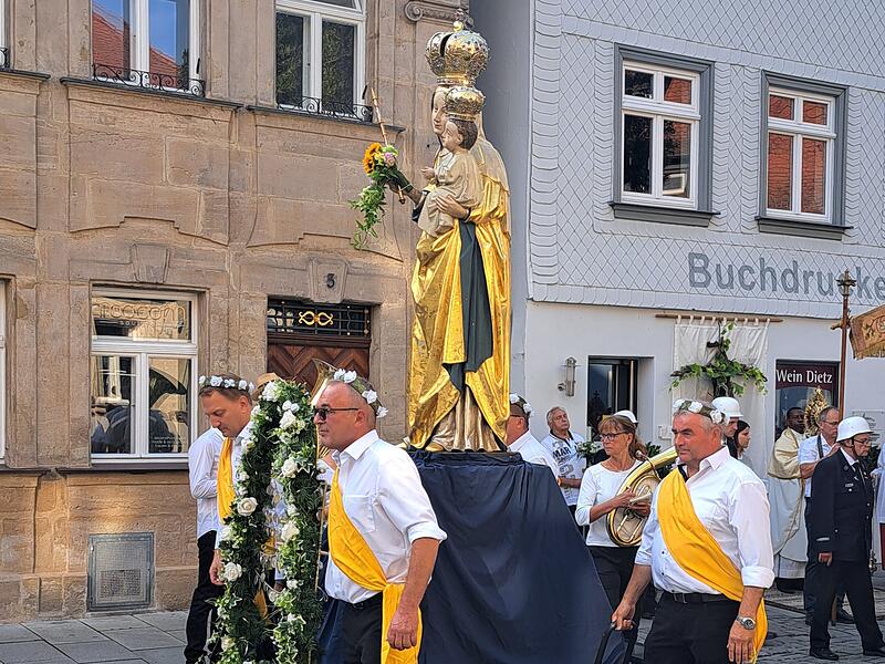 Zum katholischen Feiertag Mari&auml; Himmelfahrt ist am Freitag die traditionelle Prozession mit rund 250 Teilnehmern durch Forchheim gezogen.