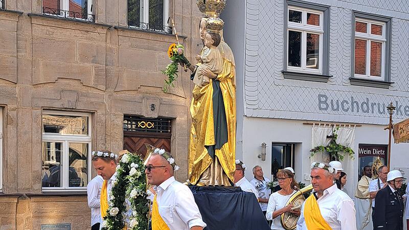 Zum katholischen Feiertag Mari&auml; Himmelfahrt ist am Freitag die traditionelle Prozession mit rund 250 Teilnehmern durch Forchheim gezogen.