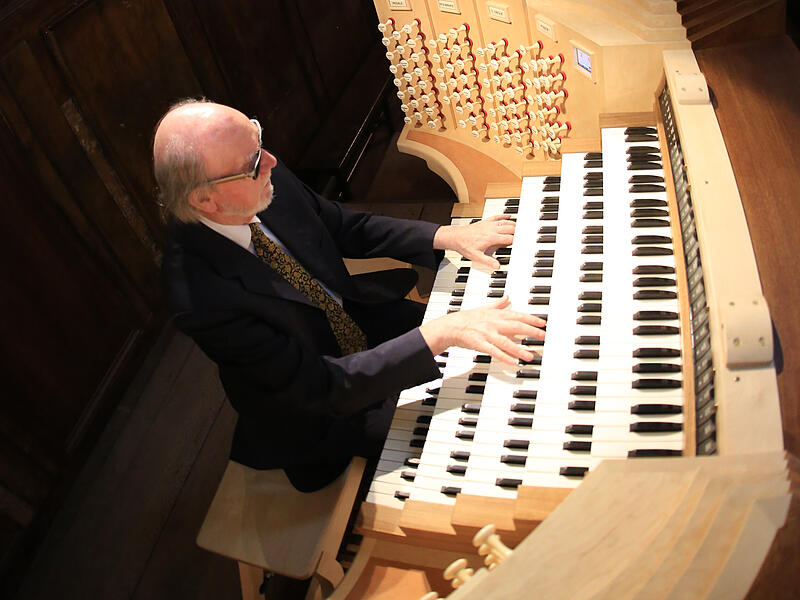 Der französische Organist Jean-Pierre Leguay begeisterte in BambergUnterwegs mit dem Sandmadla 2025 auf der Bamberger Sandkerwa