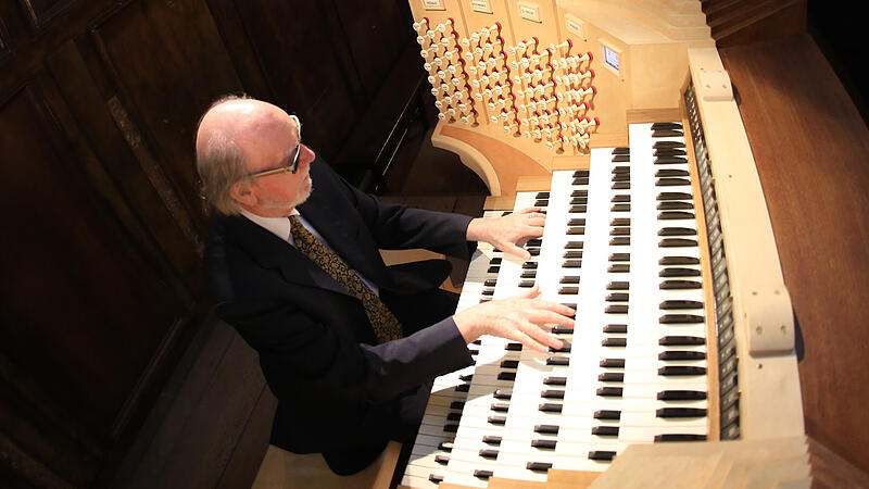 Der franz&ouml;sische Organist Jean-Pierre Leguay begeisterte in BambergUnterwegs mit dem Sandmadla 2025 auf der Bamberger Sandkerwa