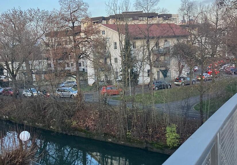 Blick von der Frankenbrücke auf den Mühldamm: Am Dienstagnachmittag wurde die schmale Fahrradstraße plötzlich zur wichtigen Verkehrsader in der Coburger Innenstadt.