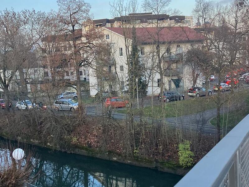 Blick von der Frankenbrücke auf den Mühldamm: Am Dienstagnachmittag wurde die schmale Fahrradstraße plötzlich zur wichtigen Verkehrsader in der Coburger Innenstadt.
