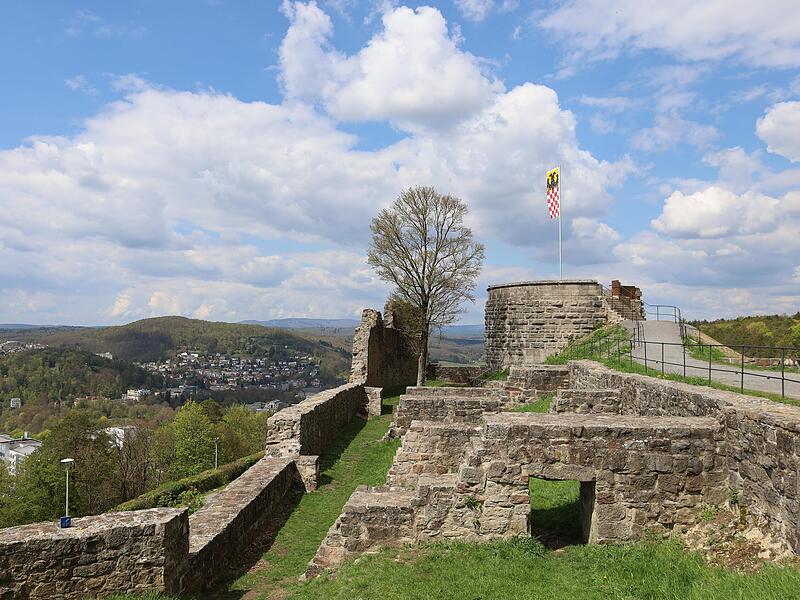 Die Burgruine Botenlauben mit Ausblick auf Bad Kissingen. Über das beliebte Ausflugsziel gibt es einige Geschichten, die viele Besucherinnen und Besucher nicht kennen. Die Burgruine Botenlauben mit Ausblick auf Bad Kissingen. Über das beliebte Ausflugsziel gibt es einige Geschichten, die viele Besucherinnen und Besucher nicht kennen.