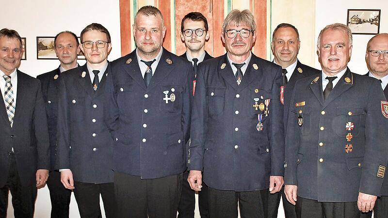 Günter Müller (Vierter von rechts) erhielt das Ehrenzeichen für 40 Jahre, Udo Reißig (Vierten von links) für 25 Jahre aktiven Dienst. Die Verleihung nahmen stellv. Landrat Gerhard Wunder (links) und Kreisbrandrat Joachim Ranzenberger (Zweiter von rechts) vor.