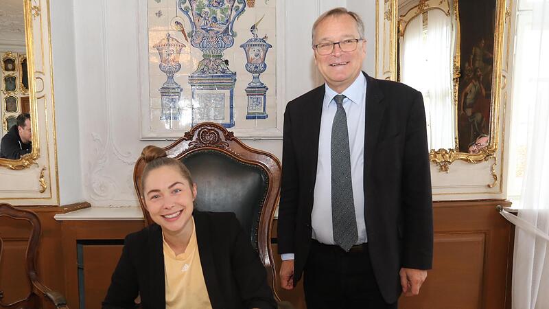 Die schnellste Frau Europas Gina L&uuml;ckenkemper setzt zur Freude von Oberb&uuml;rgermeister Andreas Starke ihr Autogramm ins Goldene Sportbuch der Stadt Bamberg.