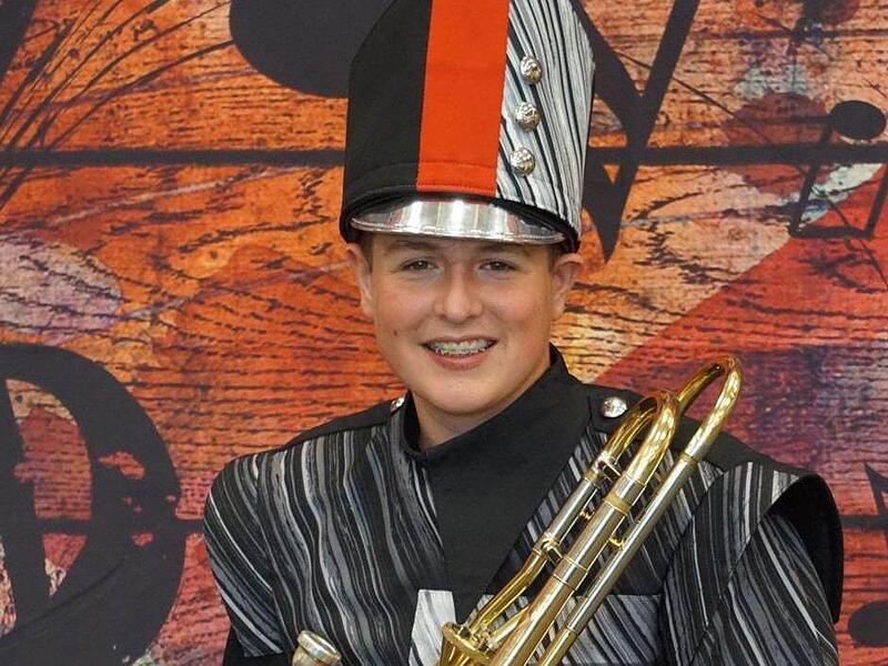 Jayce in der Uniform seiner High-School Marching-Band. Jayce in der Uniform seiner High-School Marching-Band.