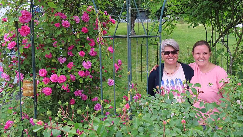 Im Rosenpavillon von Sonja (l.) und Corinna Flieger.