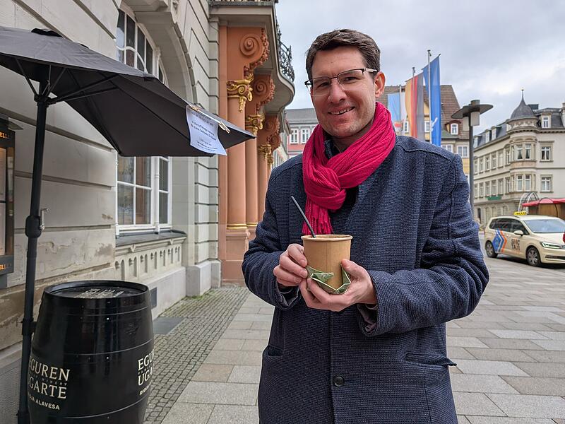 Coburgs OB Dominik Sauerteig mit einer Kartoffelsuppe vor dem Coburger Ratskeller