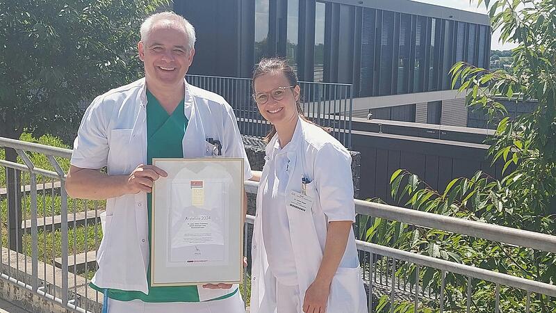 Chefarzt Dr. Fackeldey und Oberärztin Dr. Kathrin Nagel von der Klinik Kitzinger Land präsentieren stolz, die erneute Auszeichnung mit dem Focus-Siegel als "Top-Mediziner".
