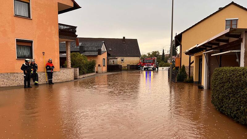 Die Feuerwehr ist vor Ort und sorgt f&uuml;r die Eind&auml;mmung der Grundst&uuml;cke.