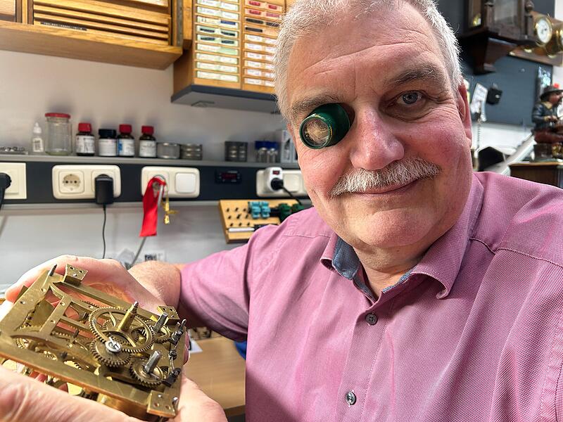 130 Jahre Juwelier Stahl in Coburg Stefan Stahl schaut sich das Uhrwerk vom Schwarzwälder Knödelfresser an.