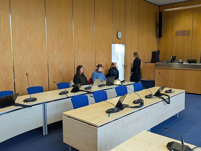 Der Angeklagte mit seiner Verteidigerin Janina Heeg am fünften Prozesstag.