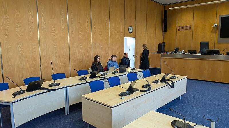 Der Angeklagte mit seiner Verteidigerin Janina Heeg am fünften Prozesstag.