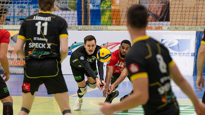 Volleys Eltmann – SV Schwaig Tobias Werner (hinten links) und Aron Neumann hechten im Heimspiel gegen Schwaig nach dem Ball.