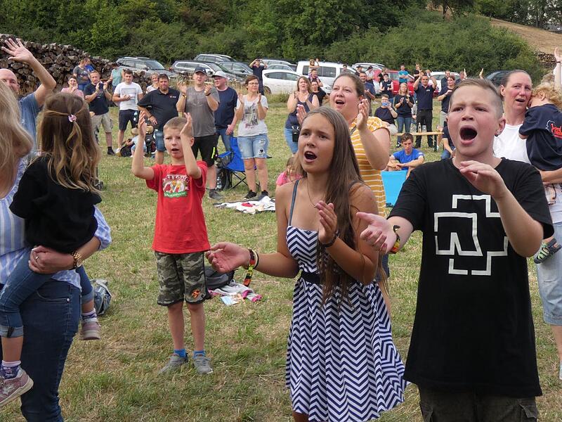 Die Dorfrocker geben das Heldentour-Abschlusskonzert beim Feuerwehr-Jugendzeltlager in Sulzbach