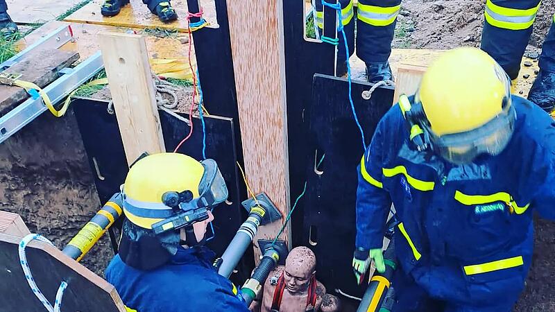 Die verschüttete Person musste von den Helfern des THW gerettet werden.Forchheim & Fränkische Schweiz