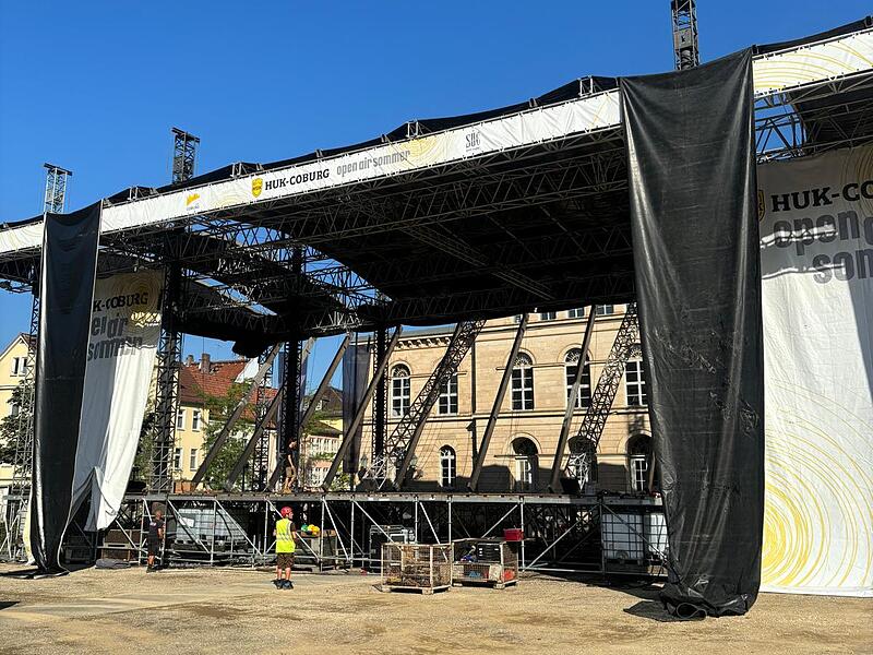 HUK-Coburg-Open-Air-Sommer 2024: Aufbau der Bühne auf dem Schlossplatz