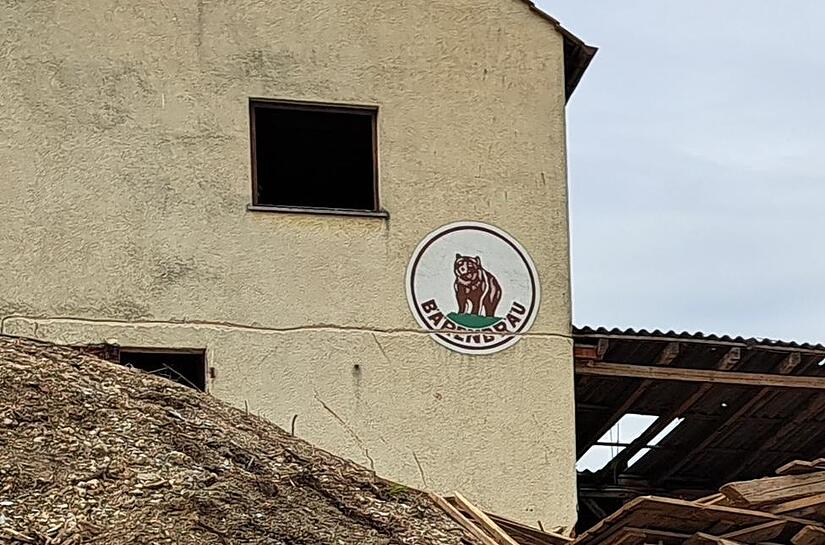 Die Stadt Bad Staffelstein hat den ehemaligen Brauereigasthof  „Zum schwarzen Bären“ bereits 2015 gekauft und möchte das sich anschließende, 3300 Quadratmeter große Areal weiterentwickeln.