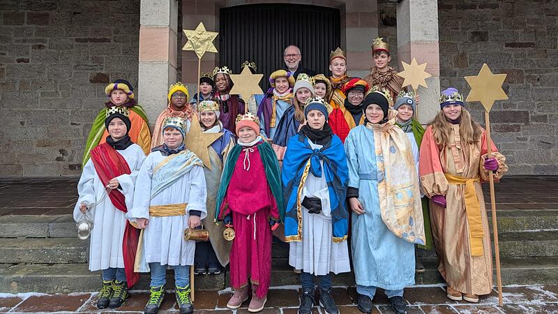 Nach einem Festgottesdienst in der Schondraer Pfarrkirche konnte Pfarrer Armin Haas (hinten) vier Sternsingergruppen aus Schondra und eine Gruppe aus Einraffshof aussenden, damit sie den Segen der Weihnacht in die H&auml;user und Wohnungen bringen.