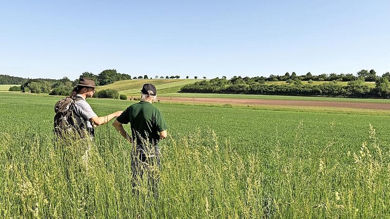 André Maslo (links) und Öko-Landwirt Hans Jürgen Mohl im Gespräch im Rahmen der Exkursion. André Maslo (links) und Öko-Landwirt Hans Jürgen Mohl im Gespräch im Rahmen der Exkursion.