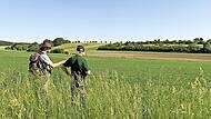 Andr&eacute; Maslo (links) und &Ouml;ko-Landwirt Hans J&uuml;rgen Mohl im Gespr&auml;ch im Rahmen der Exkursion.
