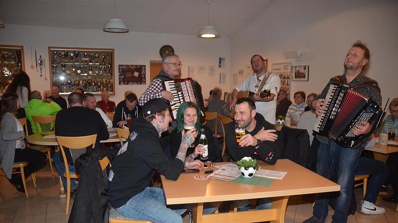 &bdquo;Garry & friends&ldquo; spielten und sangen Volks- und Heimatlieder bis hin zu popul&auml;ren Schlagern &ndash; ohne Gage.