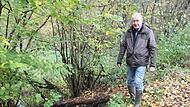 Volker Germann an der Stelle des Zufahrtsdammes zum Weißfichtensee, wo der Biber bereits ganze Arbeit geleistet und einen Tunnel gegraben hat.